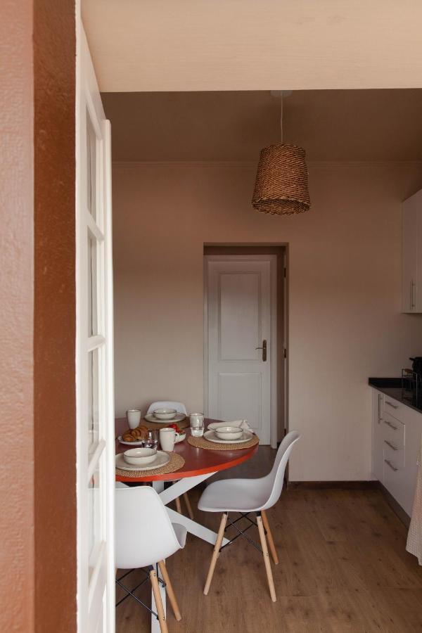 Azenhas Do Mar Roadside House *